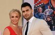 Britney Spearsová a její partner Sam Asghari na premiéře filmu Tenkrát v Hollywoodu