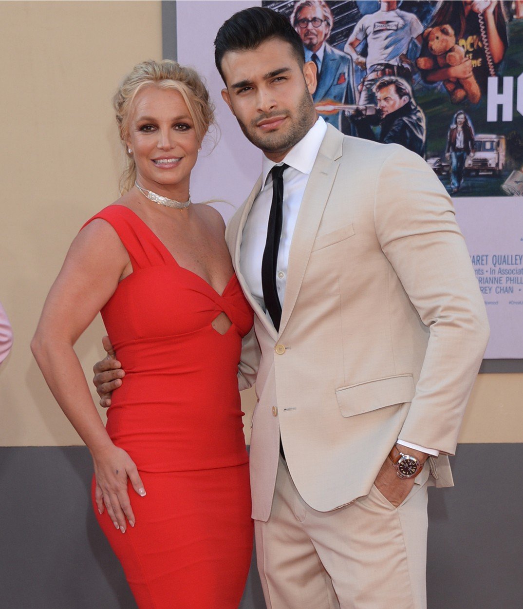 Britney Spearsová a její partner Sam Asghari na premiéře filmu Tenkrát v Hollywoodu