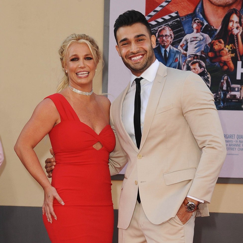 Britney Spearsová a její partner Sam Asghari na premiéře filmu Tenkrát v Hollywoodu