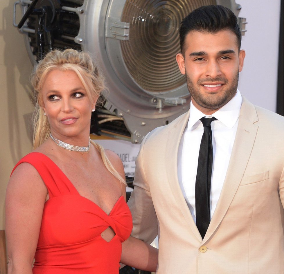 Britney Spearsová a její partner Sam Asghari na premiéře filmu Tenkrát v Hollywoodu