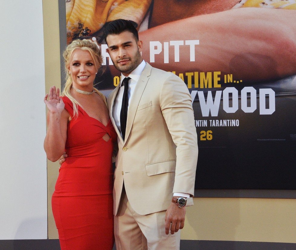 Britney Spears a její partner Sam Asghari na premiéře filmu Tenkrát v Hollywoodu