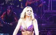 Nevhodná póza pri ktorej Britney odhalila ovisnuté brucho.