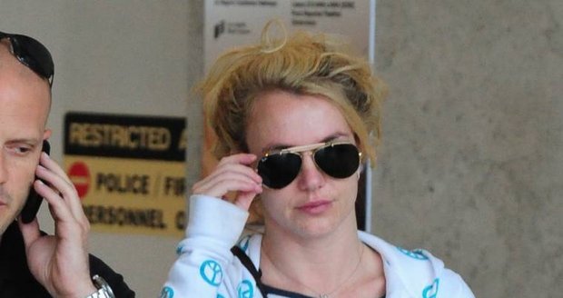 Britney Spears na letišti v L.A. S outfitem si příliš hlavu nelámala
