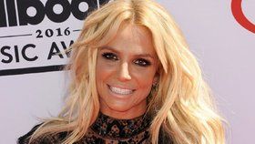 Z blázince k oltáři? Britney se po léčení objevila s prstenem na ruce!