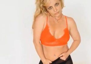 Britney provokovala v prádélku.