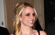 Britney Spears sice ukázala hluboký dekolt, ale kam jí zmizelo bujné poprsí?