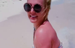 Britney Spears dovádí ve vlnách