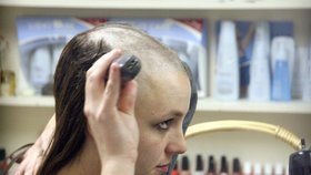 Americká zpěvačka dostala šílený nápad si oholit hlavu.