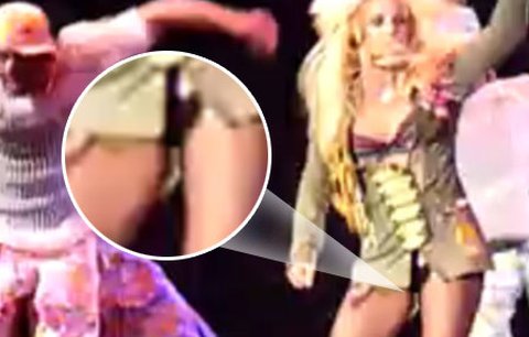 Šílená Britney: Na koncertě ´předvedla´ šňůrku od tamponu!