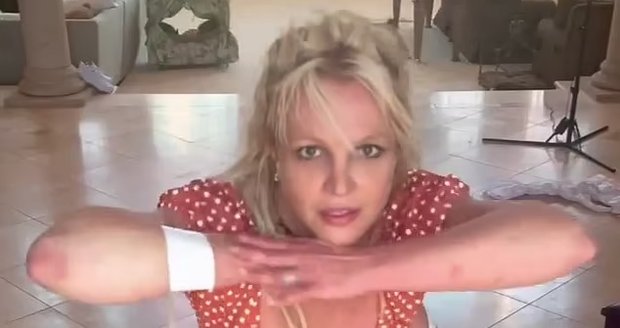 Britney se během svého tance s noži zranila