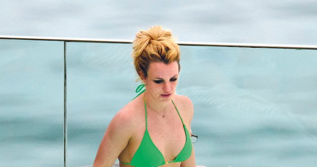 Osobní trenér, cvičení pilates a kyslíkové pleťové masky. Nezdolná Britney Spears chce před plánovanou prosincovou svatbou na havajské pláži vypadat co nejlépe.