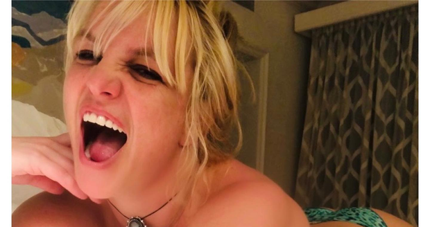 Britney se fotila, kterak se povaluje po posteli v kalhotkách.