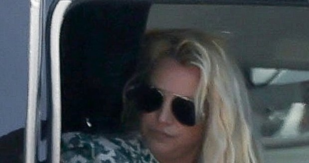 Britney Spearsová v poslední době chodí bez prstýnku. Nosí si ale s sebou plyšové medvědy.