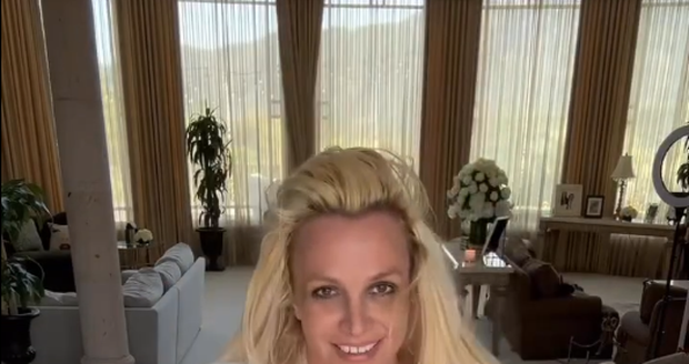 Britney neuhlídala bradavku.