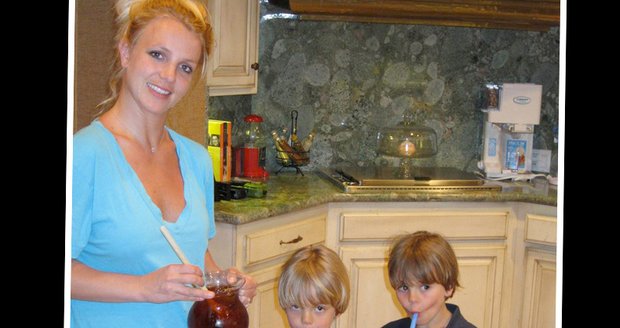 Zpěvačka Britney Spears uvařila synům (zprava) Jamesonovi (4) a Seanovi (5)