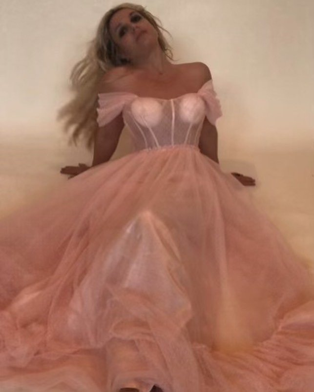 Britney Spears v šatech, co rozhodně nejsou její svatební...