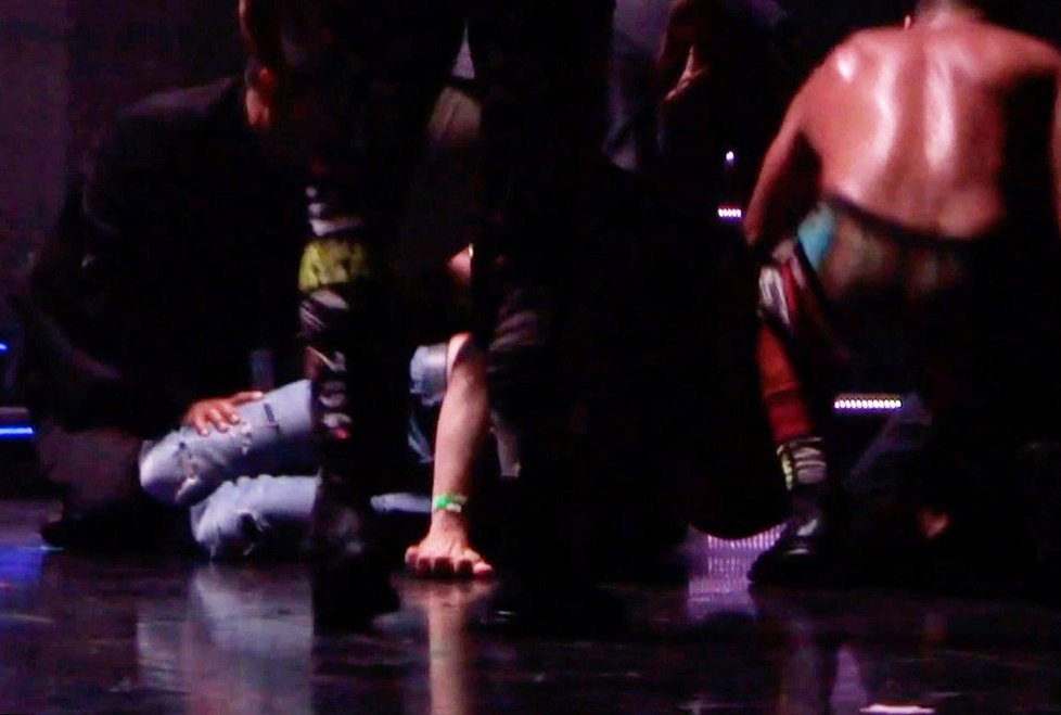 Ochranka zpacifikovala fanouška, který vletěl za Britney Spears na pódium.