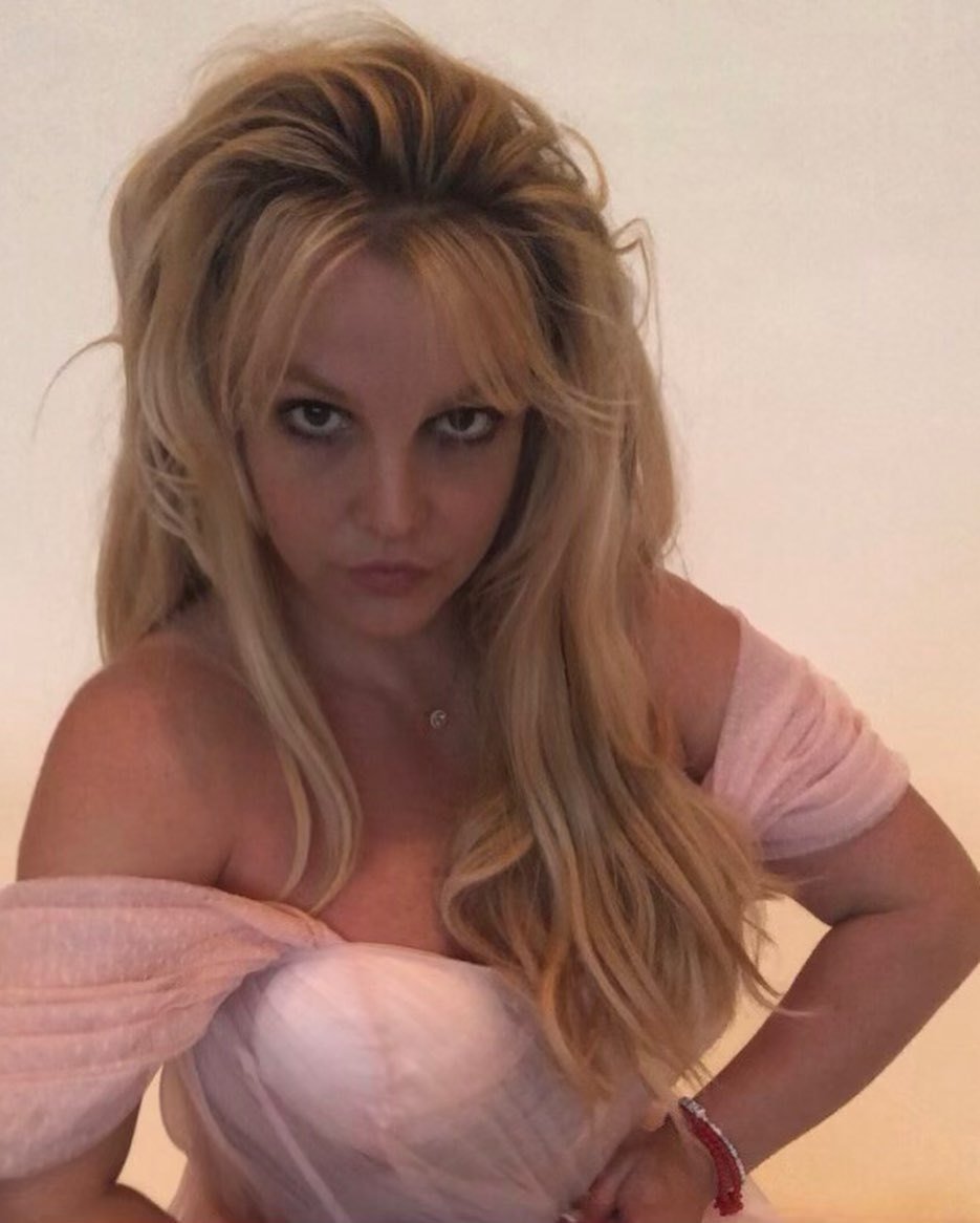 Britney Spears v šatech, co rozhodně nejsou její svatební...