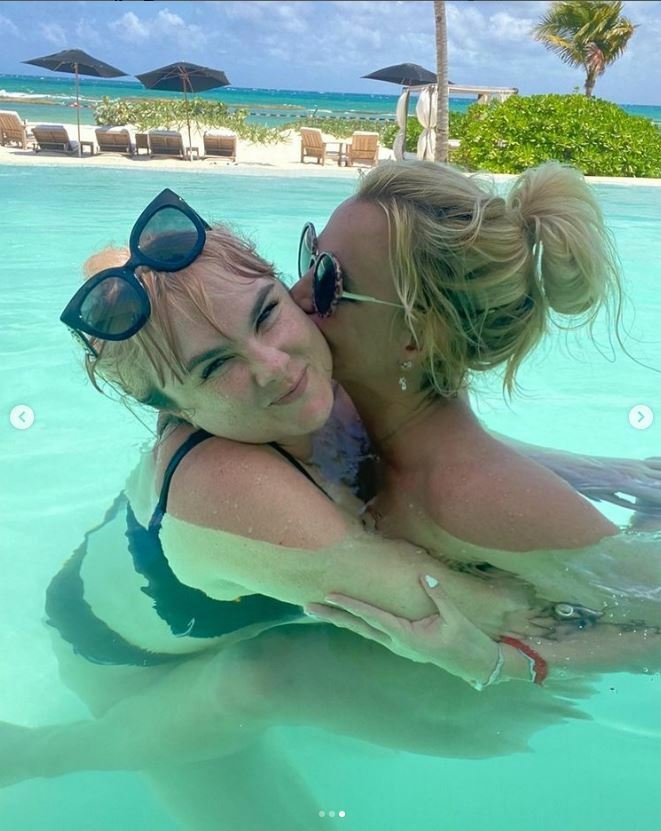 Britney nahá v bazénu se svou asistentkou Vicky