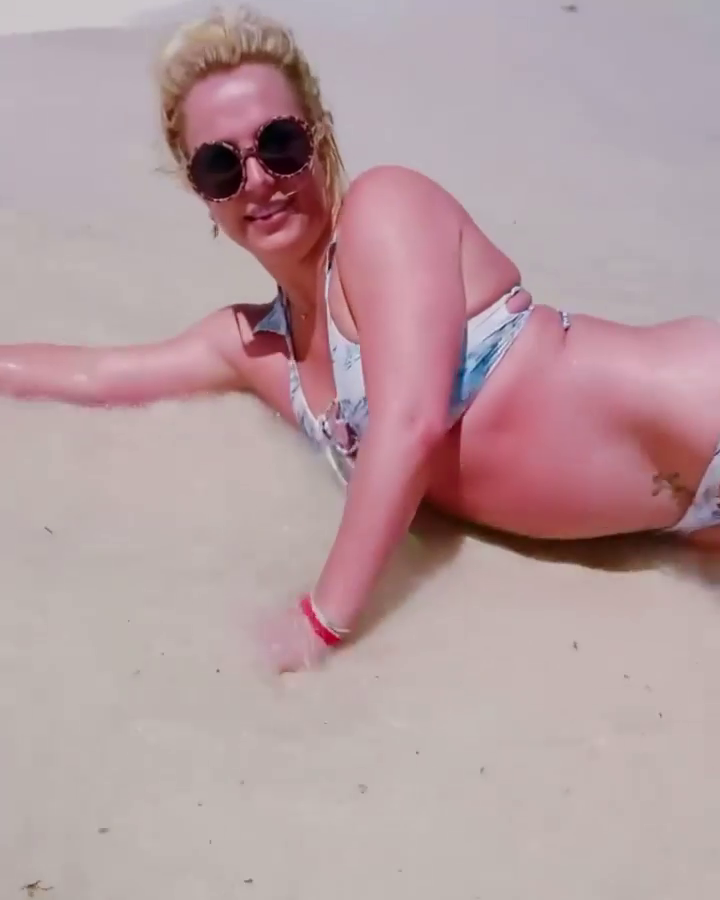 Britney Spears dovádí ve vlnách