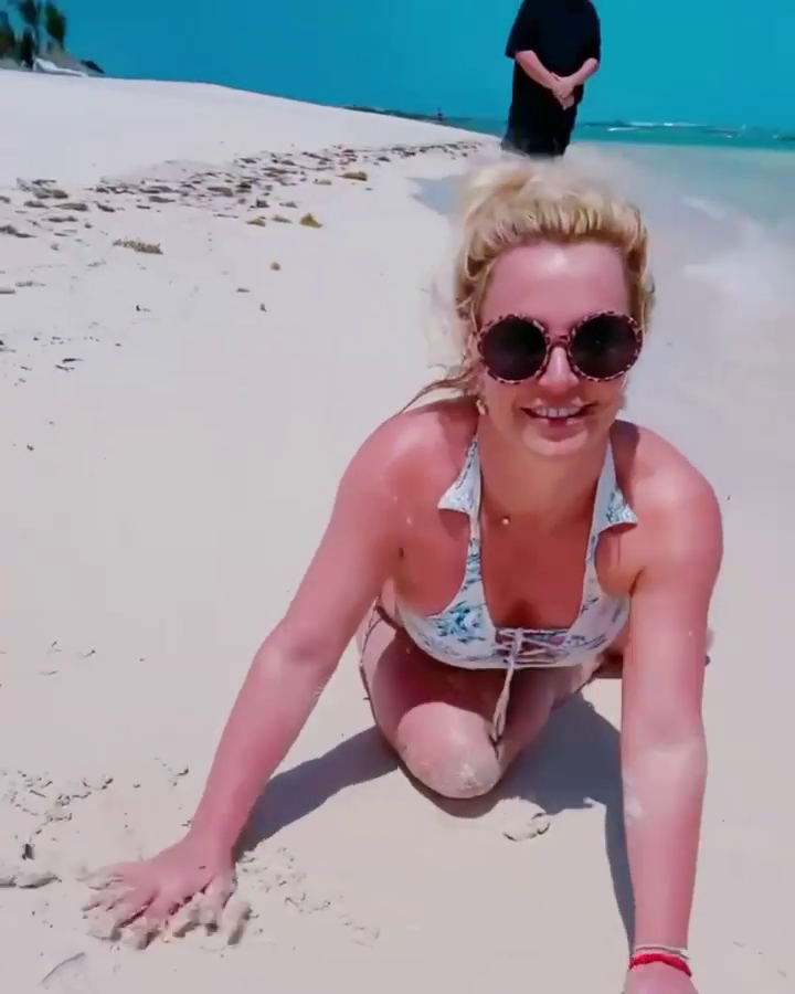 Britney Spears dovádí ve vlnách.