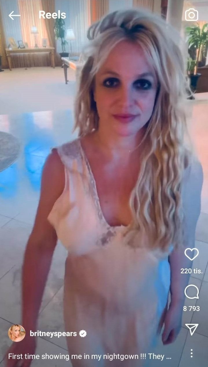 Britney Spearsová fanouškům zatančila v noční košili.