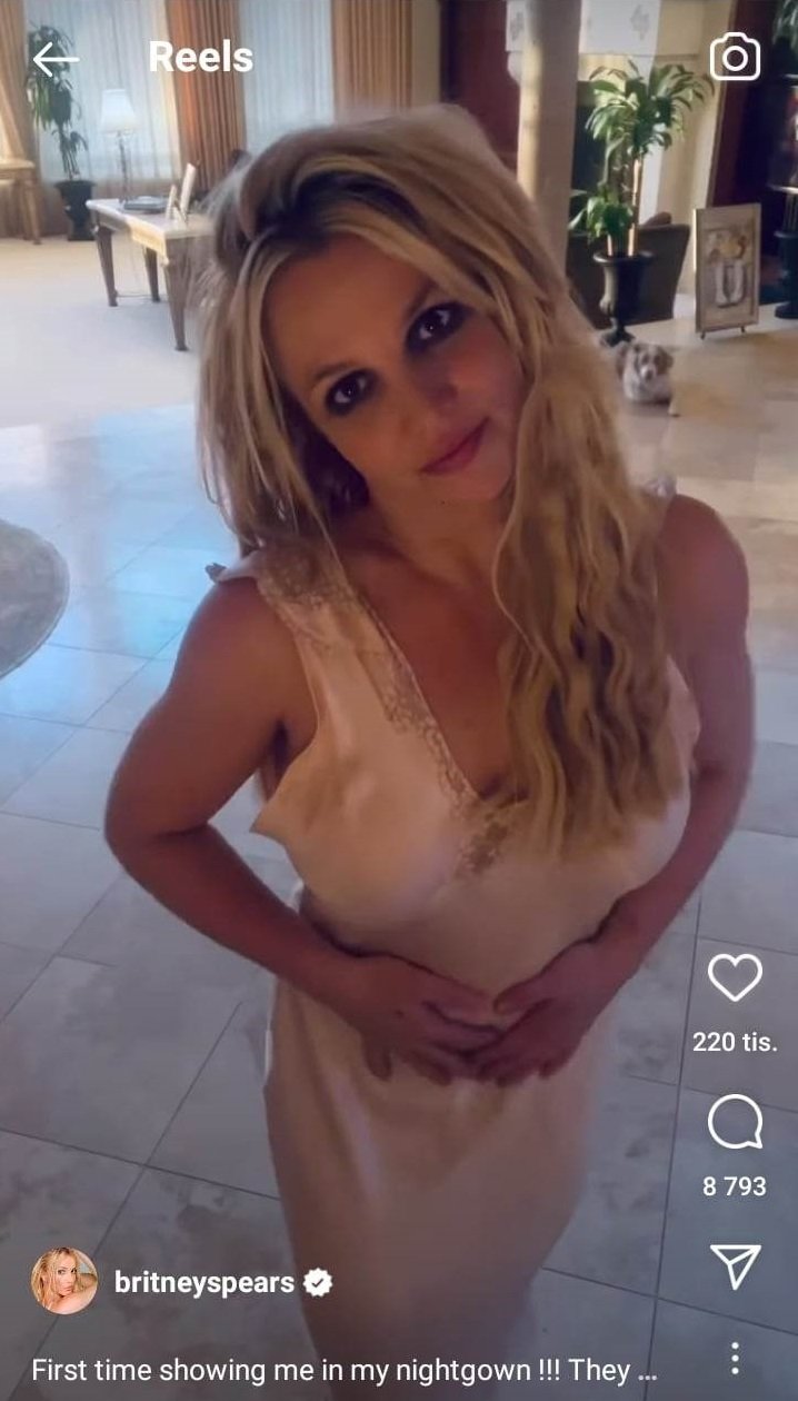 Britney Spearsová fanouškům zatančila v noční košili.