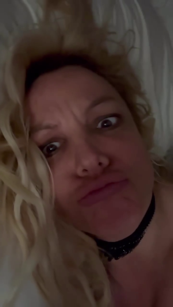 Britney Spearsová a její podivné video z postele