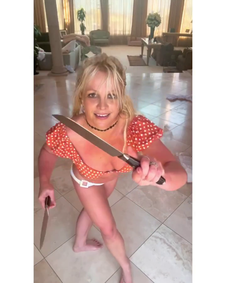 Britney Spearsová a její taneček s noži