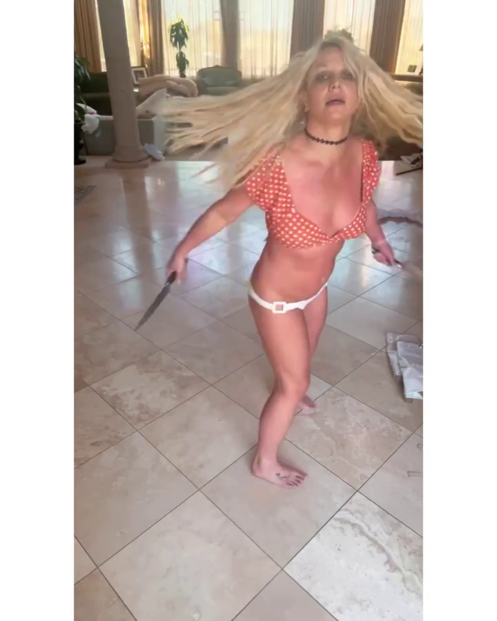 Britney Spearsová a její taneček s noži
