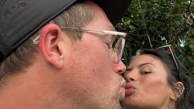 Tom zemřel, Naomi oživovali. Někdo jim otrávil pití?