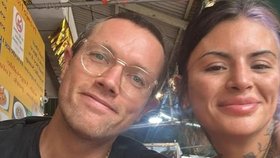 Tom zemřel, Naomi oživovali. Někdo jim otrávil pití?