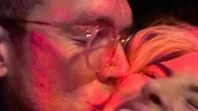 Tom zemřel, Naomi oživovali. Někdo jim otrávil pití?
