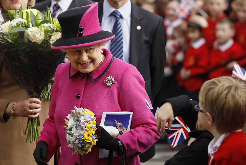 Britská královna Alžběta II. vyrazila mezi své poddané