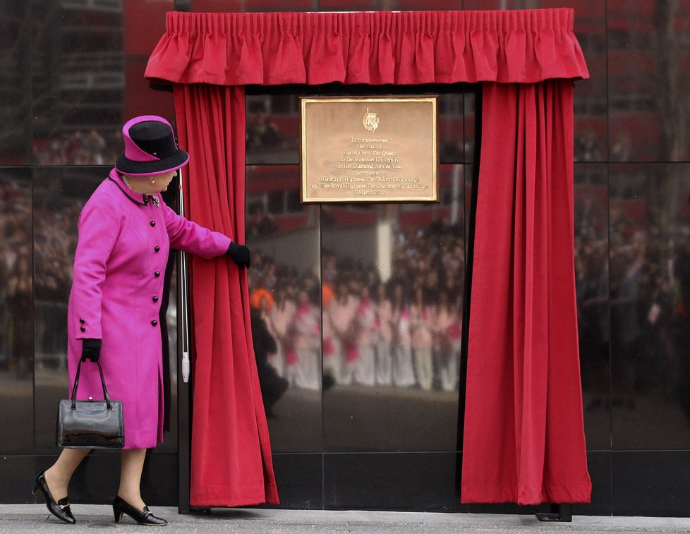 Královna Alžběta II. na půdě univerzity v Leicesteru, první zastávce své oslavné cesty