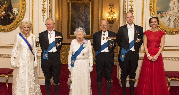 Takhle vymóděnou a ověšenou metály vidíte britskou královskou rodinu vůbec poprvé! U příležitosti diplomatické recepce se »Velká šestka« sešla pěkně dohromady na unikátní fotce i se všemi klenoty a řády.