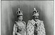 Rok 1910: Následní trůnu po královně Viktorii - její syn Eduard VII.. Na snímku král pózuje s manželkou Alexandrou Dánskou, která byla velkou fanynkou fotografování.