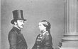 Rok 1861: Královna Viktorie, která vládla od roku 1937 do roku 1901 byla pra pra babičkou královny Alžběty II. Byla první britskou panovnicí, která se rozhodla prostřednictvím fotografii přiblížit život královské rodiny veřejnosti. Na snímku je s manželem, princem Albertem.