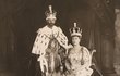 Rok 1913: Král Jiří V. (dědeček královny Alžběty II.) vládl Británii od roku 1910, tedy od smrti svého otce Eduarda VII., až do své smrti v roce 1937. Na fotografii je s manželkou, královnou Marii.