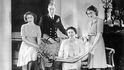 Rok 1947: Oficiální fotografie vládnoucího krále Jiřího VI., jeho manželky královny Alžběty a dvou dcer Alžběty a Margaret. 