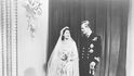 Rok 1947: Svatební fotografie (tehdy ještě) princezny Alžběty a vévody Philipa. 