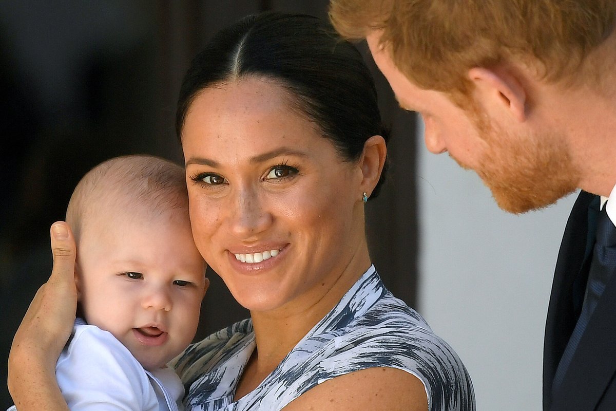 Princ Harry a vévodkyně Meghan, drží jejich syna, který se narodil ráno v pondělí 8. května v St. George&#39;s Hall na zámku Windsor.