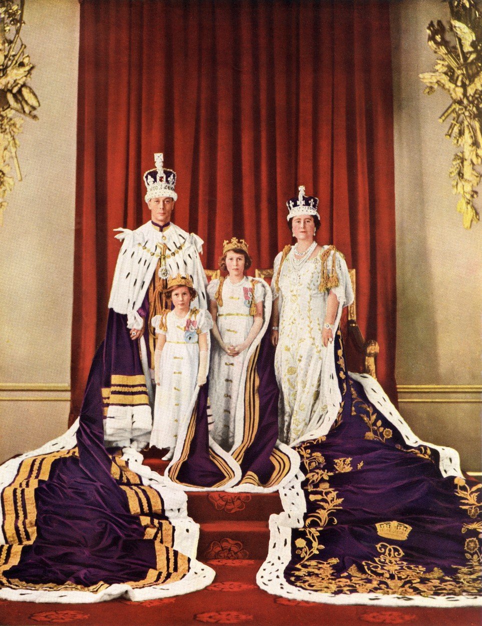 Rok 1937: Foto, které vzniklo k příležitosti korunovace krále Jiřího VI. (otce královny Alžběty). Na snímku je také královna Alžběta a tehdy ještě princezna Alžběta se sestrou princeznou Margaret. 