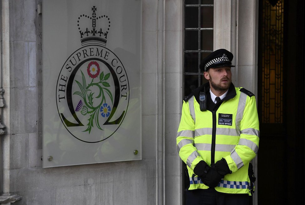 Policejní velitelství uvažuje o tom, že v souvislosti s bojem proti terorismu poprvé v historii vyzbrojí své pochůzkáře, britská policie (ilustrační foto).