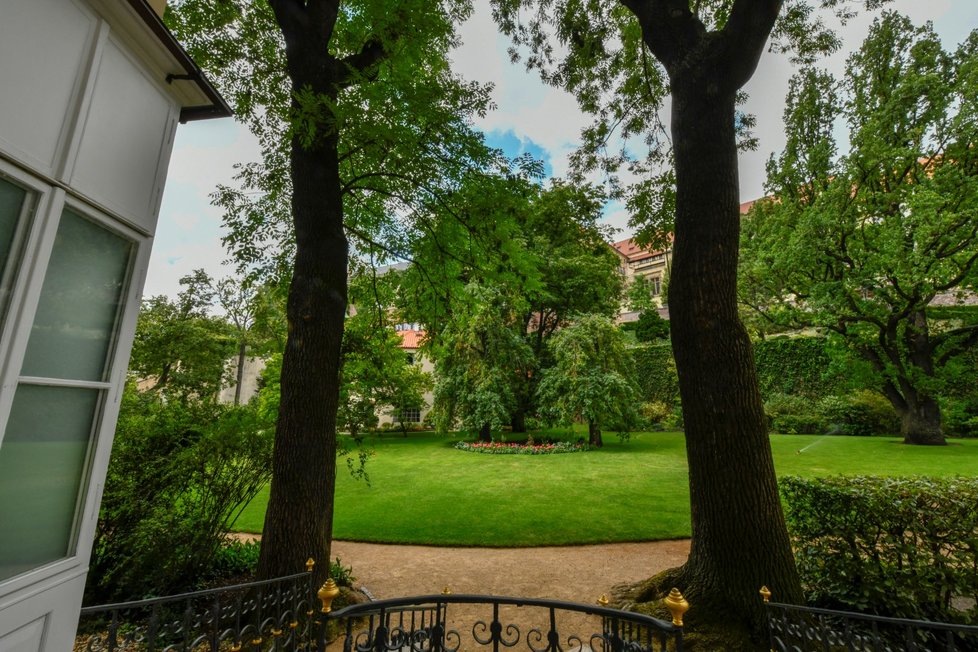 Pohled do zahrady britského velvyslanectví