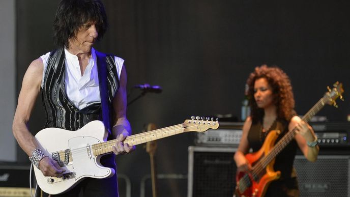 Britský kytarista Jeff Beck vystoupil 4. června v Praze na terasách Jízdárny Pražského hradu. Vpravo baskytaristka Rhonda Smithová.