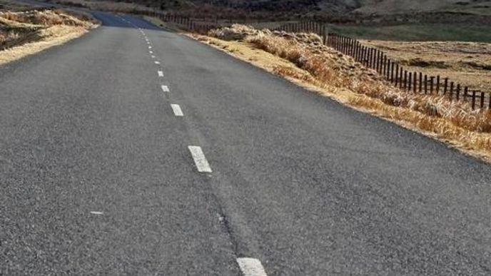 Britský paradox: Odstranili bílé čáry ze silnic, klesl tím počet nehod i rychlost