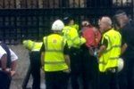 Muž se u britského parlamentu zřejmě polil hořlavinou.