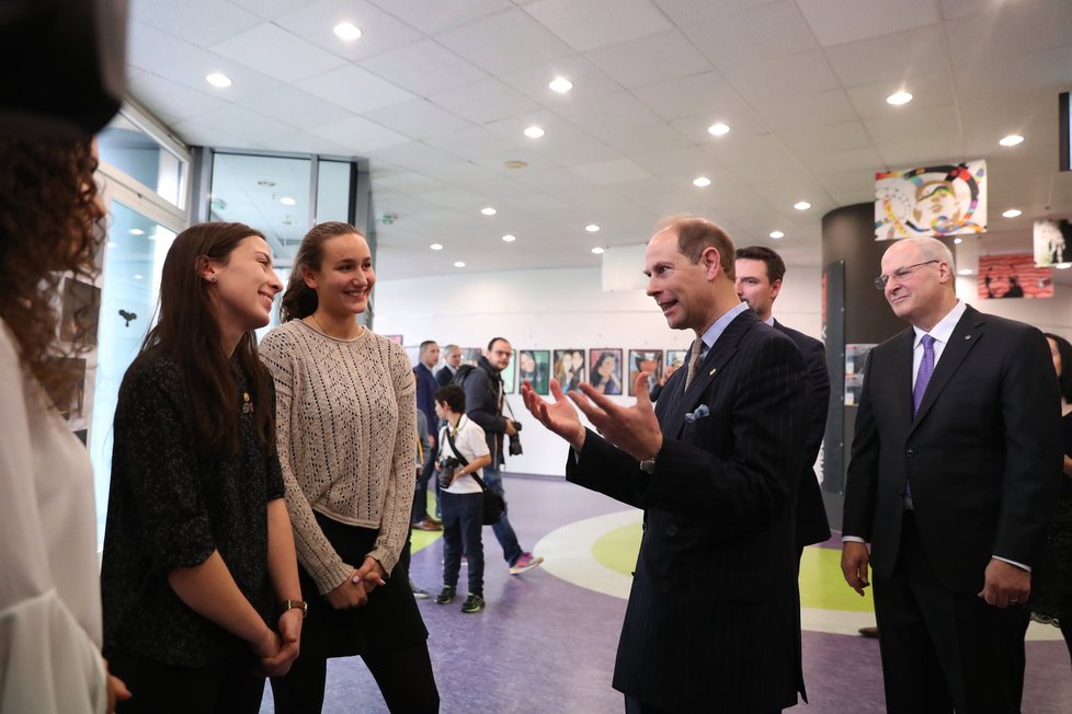 Princ Edward navštívil školu v Nebušicích.
