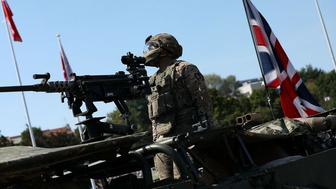 Britský voják během vojenské přehlídky Britský voják během vojenské přehlídky